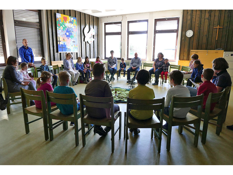 Kinderkarfreitagsliturgie im Gemeindezentrum (Foto: Karl-Franz Thiede)